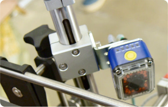 Автоматический аппарат для розлива жидкостей с высокой точностью наполнения, способный работать с различными типами жидкостей для упаковки