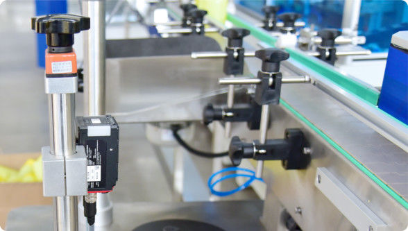 Машина для распределения жидкости с несколькими наполнительными соплами, предназначенная для бесшовной интеграции в автоматизированные производственные системы