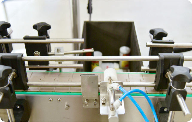 Изменный объем заполнения Химическая машина для заполнения жидкости Настроенные варианты, предлагающие высокую точность заполнения для жидкой упаковки